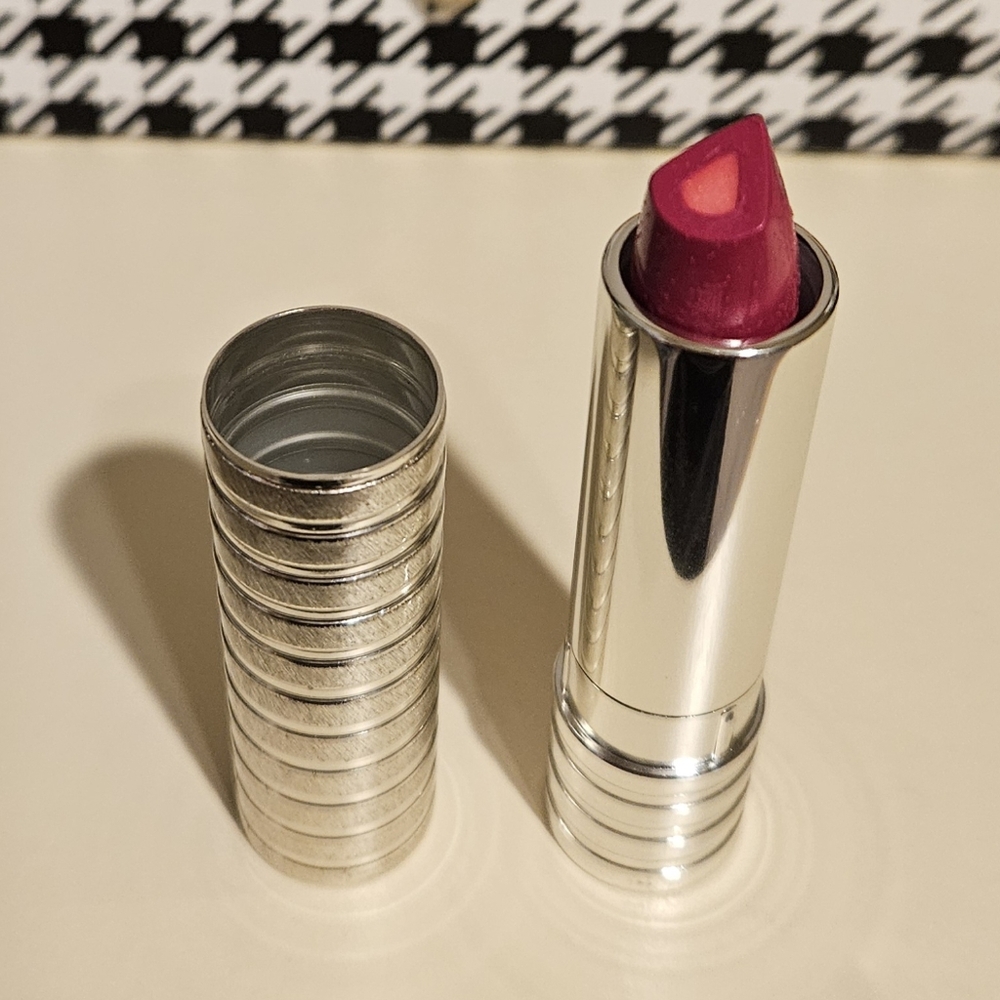 Clinique Dramatically Different Lipstick Pink 45 STRUT
